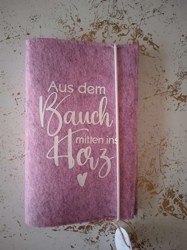 „Aus dem Bauch mitten ins Herz“ – Filz Mutter-Kind-Pass-Hülle | KreativVeredelung