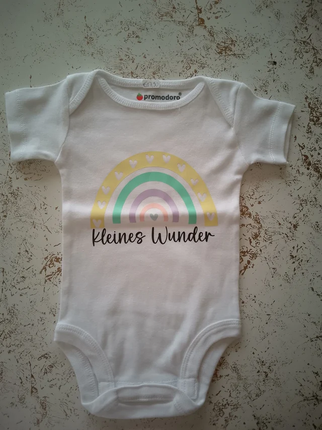 Babybody „Kleines Wunder“ mit Pastell-Regenbogen | KreativVeredelung