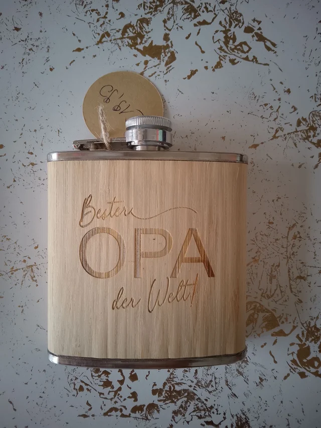 „Bester OPA der Welt!“ – Holz-Flachmann mit Gravur | KreativVeredelung