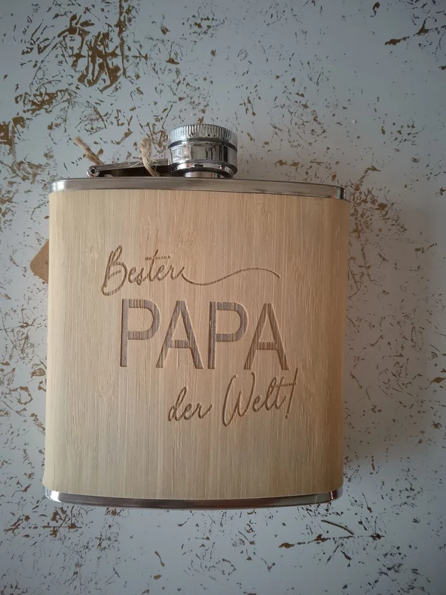 „Bester PAPA der Welt!“ – Holz-Flachmann mit Gravur | KreativVeredelung