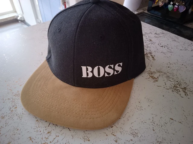 „BOSS“ – Stylische Snapback-Schirmkappe mit geplottetem Schriftzug | KreativVeredelung