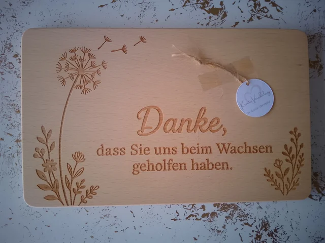 „Danke beim Wachsen geholfen“ – Holz-Frühstücksbrett mit Gravur | KreativVeredelung