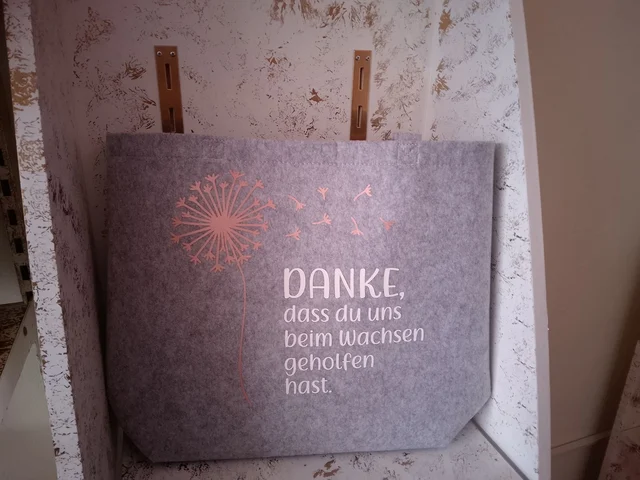 „DANKE, dass du uns beim Wachsen geholfen hast.“ – Filztasche mit Spruch | KreativVeredelung