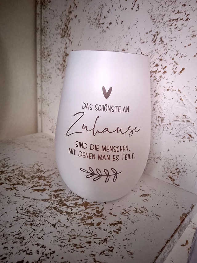 „Das Schönste an Zuhause…“ – Windlichtglas matt-weiß | KreativVeredelung