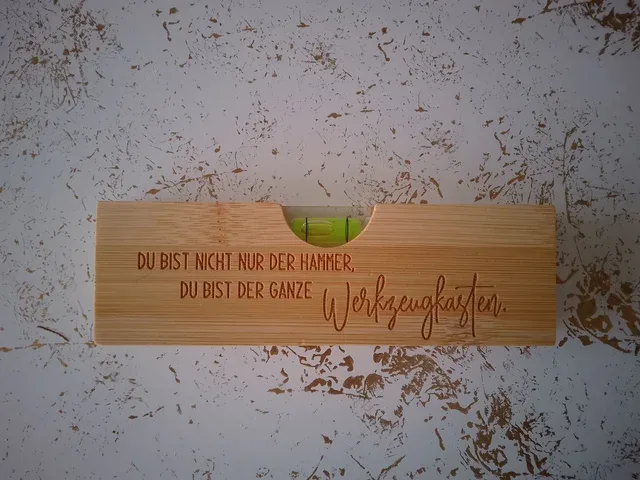 „Der ganze Werkzeugkasten“ – Holz-Wasserwaage mit Gravur | KreativVeredelung
