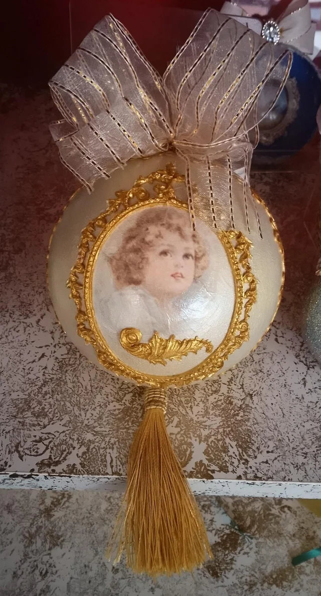 Exklusive barocke Deko-Kugel „Engel in Gold“ (Groß) | Monika Eberhard