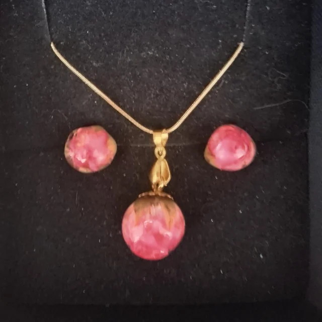 Exklusives Schmuck-Set aus Kette, Anhänger & Ohrsteckern mit echter Rosenknospe | Monika Eberhard