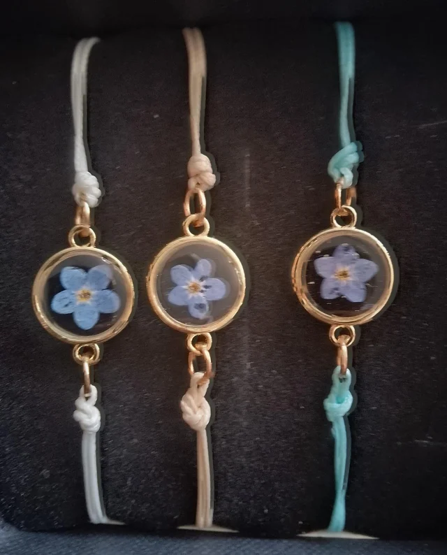 Filigranes Stoff-Armband mit echtem Vergissmeinnicht | Monika Eberhard