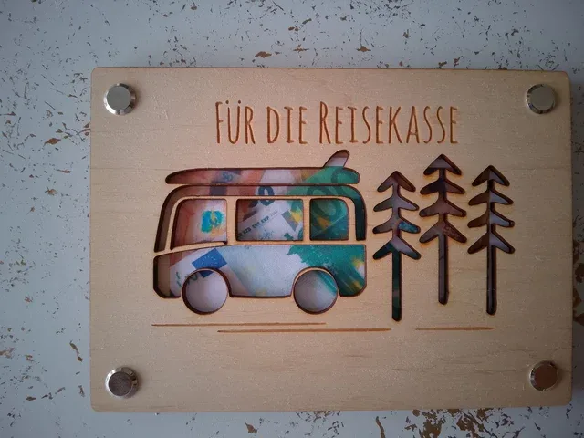 „Für die Reisekasse“ – Wunscherfüller Holzkuvert für Geld & Gutscheine | KreativVeredelung