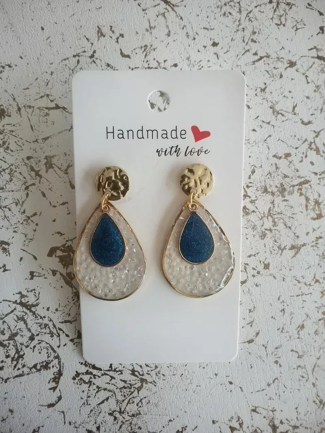 Gehämmerte Gold-Ohrstecker mit Strass & tiefblauem Tropfen | Monika Eberhard