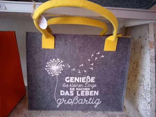 „Genieße die kleinen Dinge…“ – Filztasche mit Spruch | KreativVeredelung