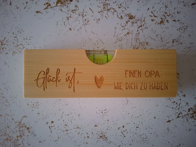 „Glück ist einen Opa wie dich zu haben“ – Holz-Wasserwaage mit Gravur | KreativVeredelung