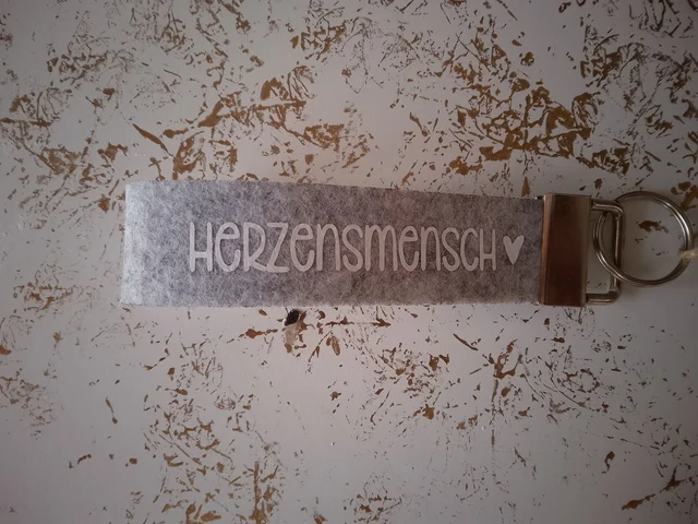 „Herzensmensch“ – Filz-Schlüsselanhänger / Taschenanhänger mit Silberklammer | KreativVeredelung
