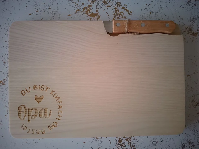„Ich liebe dich, Opa!“ – Großes Holz-Schneidebrett mit Gravur & integriertem Messer | KreativVeredelung