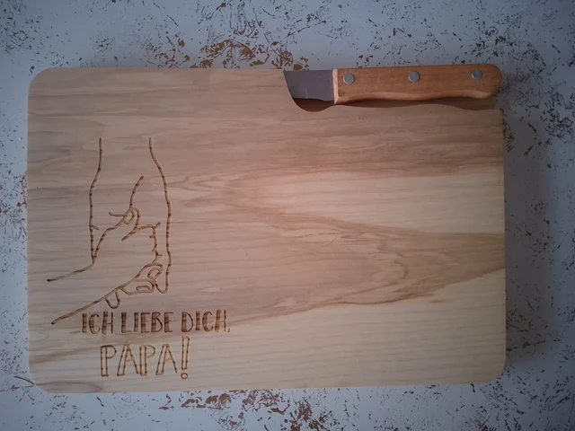 „Ich liebe dich, Papa!“ – Großes Holz-Schneidebrett mit Gravur & integriertem Messer | KreativVeredelung