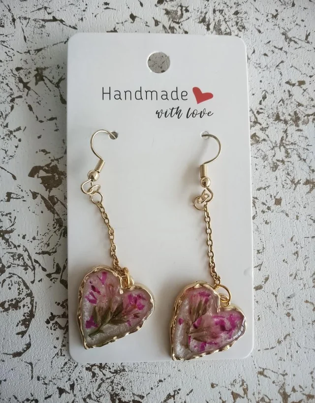 Lange Herz-Ohrhänger mit echten rosa Blüten | Monika Eberhard