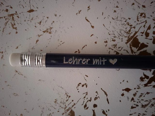 „Lehrer mit Herz“ – Dunkelblauer Bleistift mit Gravur & Radiergummi | KreativVeredelung