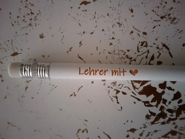 „Lehrer mit Herz“ – Weißer Bleistift mit Gravur & Radiergummi | KreativVeredelung
