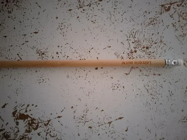 „Lehrerin mit Herz“ – Naturholz-Bleistift mit Gravur & Radiergummi | KreativVeredelung
