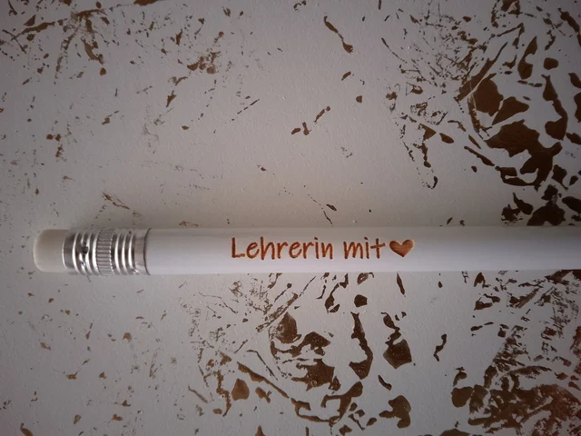„Lehrerin mit Herz“ – Weißer Bleistift mit Gravur & Radiergummi | KreativVeredelung