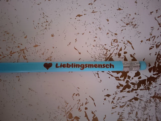 „Lieblingsmensch“ – Hellblauer Bleistift mit Gravur & Radiergummi | KreativVeredelung