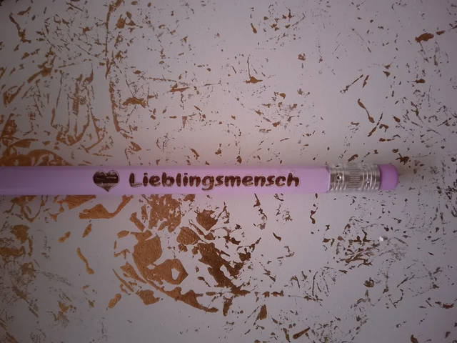 „Lieblingsmensch“ – Lila Bleistift mit Gravur & Radiergummi | KreativVeredelung