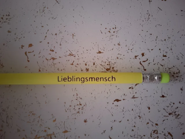 „Lieblingsmensch“ – Neongelber Bleistift mit Gravur & Radiergummi | KreativVeredelung