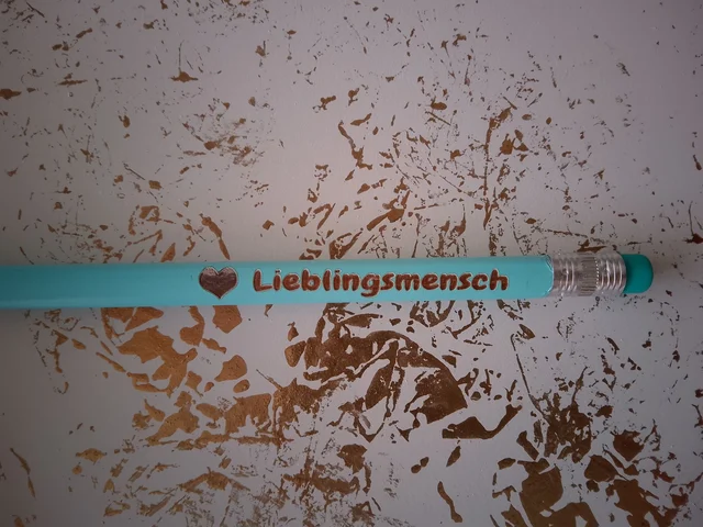 „Lieblingsmensch“ – Türkiser Bleistift mit Gravur & farbigem Radiergummi | KreativVeredelung