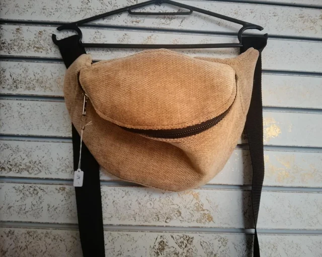 Modische Cord-Bauchtasche / Crossbody Bag mit Wechselgurt | Renate Wurzer
