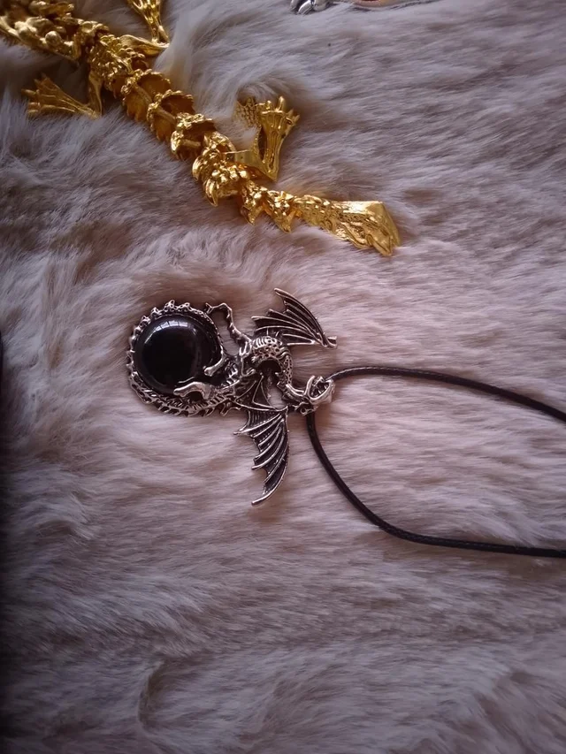 Mystische Drachenanhänger mit echtem Edelstein & Lederkette von Dungeon Masters of Fantasia. Perfekt für Fantasy- & RPG-Fans für 25,00 €. Jetzt bestel