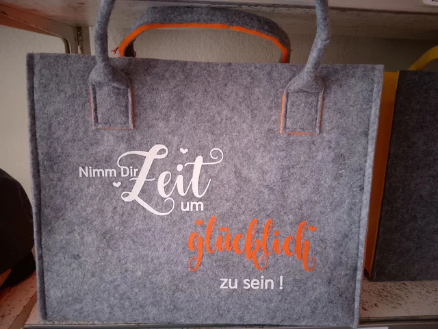 „Nimm Dir Zeit um glücklich zu sein !“ – Filztasche mit Spruch | KreativVeredelung