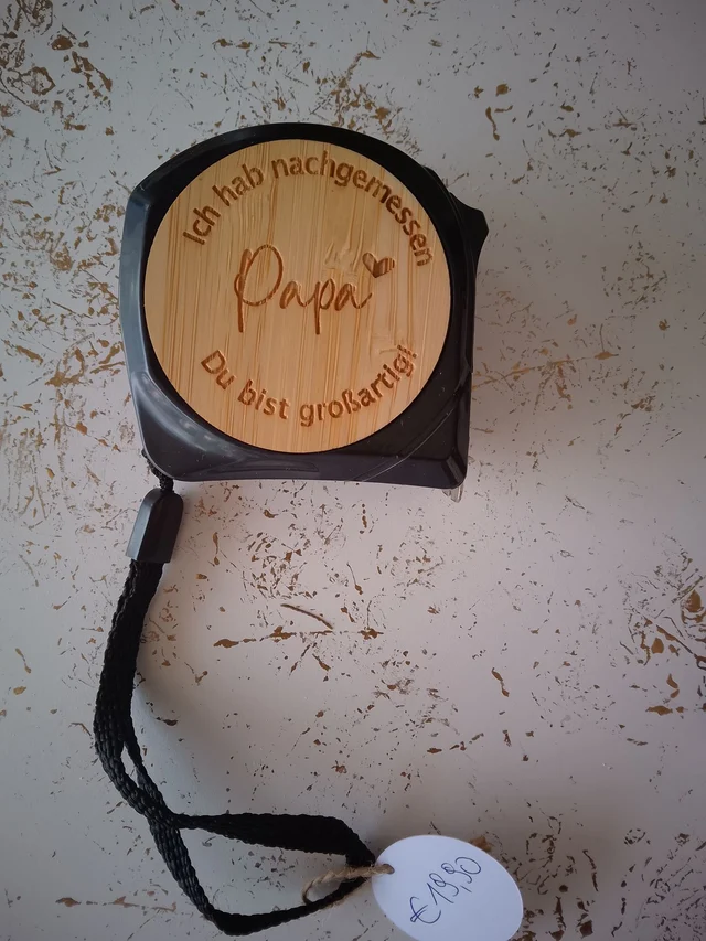 „Papa Du bist großartig“ – Rollmaßband mit Holz-Gravur & Handschlaufe | KreativVeredelung
