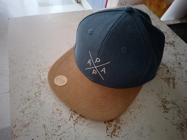 „PAPA“ Kreuz-Design – Stylische Snapback-Schirmkappe in Jeansblau | KreativVeredelung