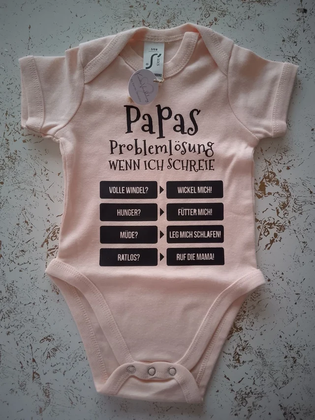 „Papas Problemlösung“ – Lustiger Babybody mit Spruch | KreativVeredelung
