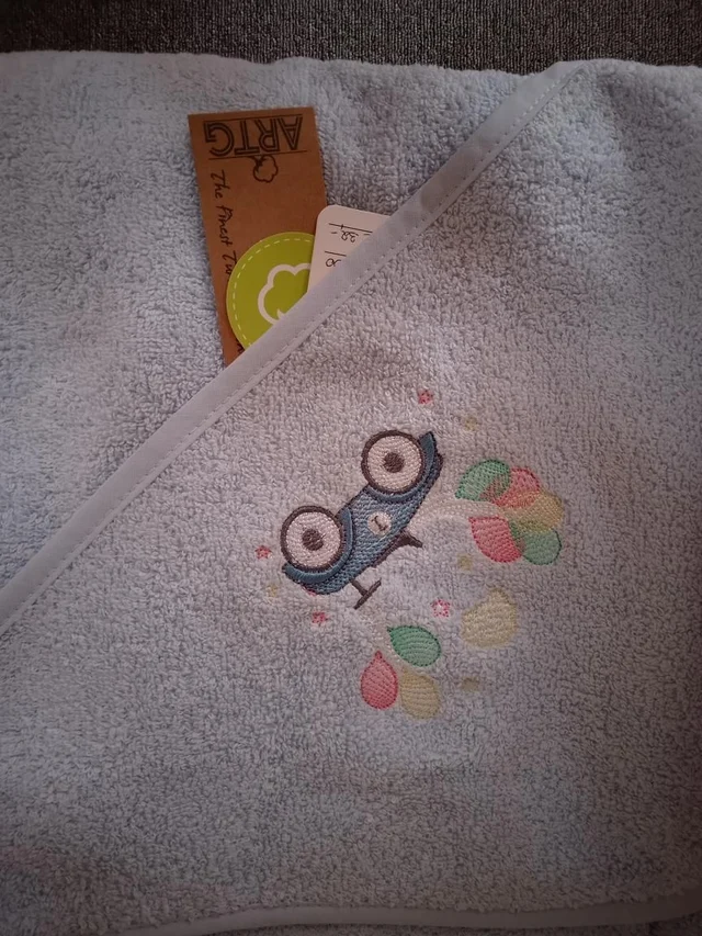 Premium Baby Kapuzenhandtuch mit feiner Bestickung | Handmade by Grete