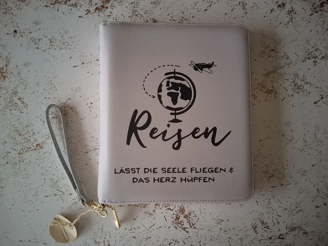„Reisen lässt die Seele fliegen…“ – Ringplaner-Hülle mit Reißverschluss | KreativVeredelung