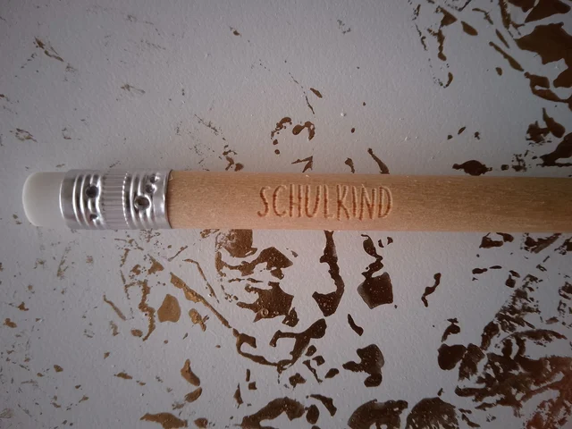 „Schulkind“ – Naturholz-Bleistift mit Gravur & Radiergummi | KreativVeredelung