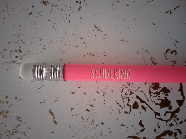 „Schulkind“ – Pinker Bleistift mit Gravur & Radiergummi | KreativVeredelung