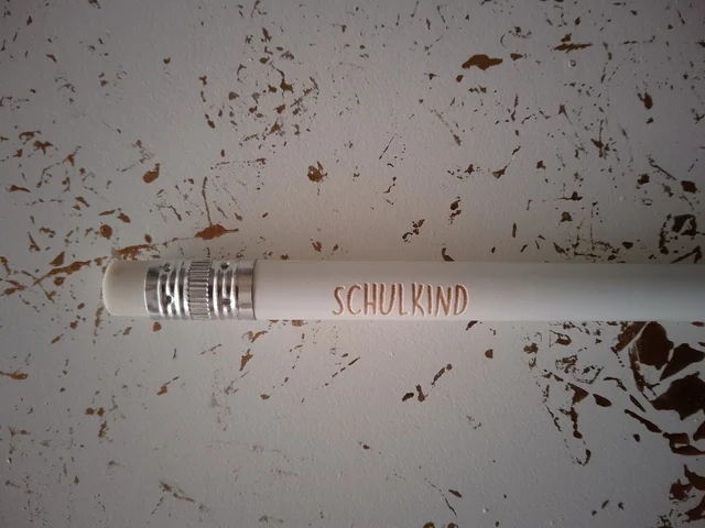 „Schulkind“ – Weißer Bleistift mit Gravur & Radiergummi | KreativVeredelung