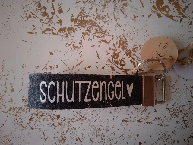 „Schutzengel“ – Filz-Schlüsselanhänger / Taschenanhänger in Anthrazit | KreativVeredelung