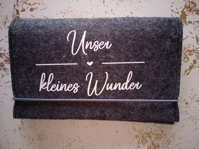 „Unser kleines Wunder“ – Filz Dokumentenhülle / Eltern-Kind-Pass-Hülle | KreativVeredelung