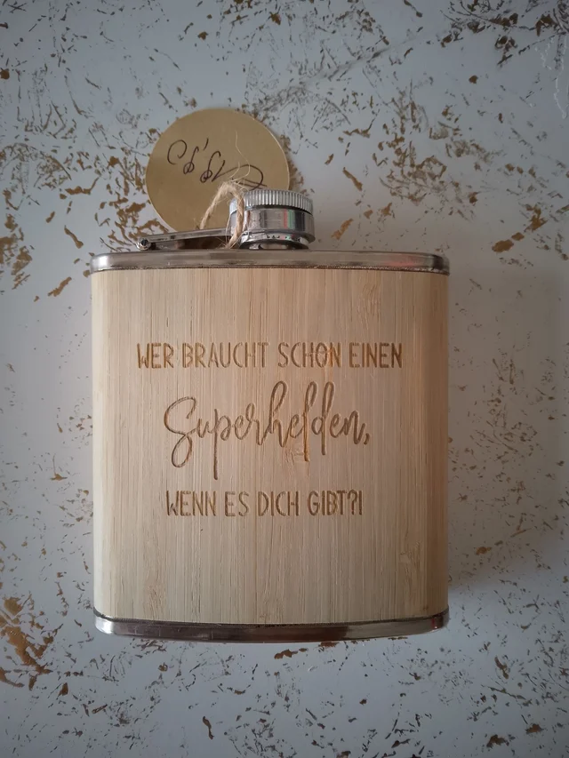„Wer braucht schon einen Superhelden…“ – Holz-Flachmann mit Gravur | KreativVeredelung