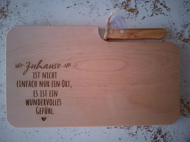 „Zuhause“ – Holz-Jausenbrett mit Gravur & integriertem Messer | KreativVeredelung
