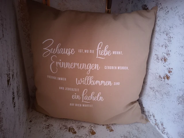 „Zuhause ist, wo die Liebe wohnt…“ – Dekokissen mit Spruch | KreativVeredelung