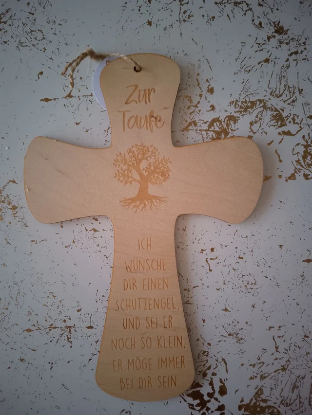 „Zur Taufe“ – Graviertes Holzkreuz mit Schutzengel-Spruch & Lebensbaum | KreativVeredelung