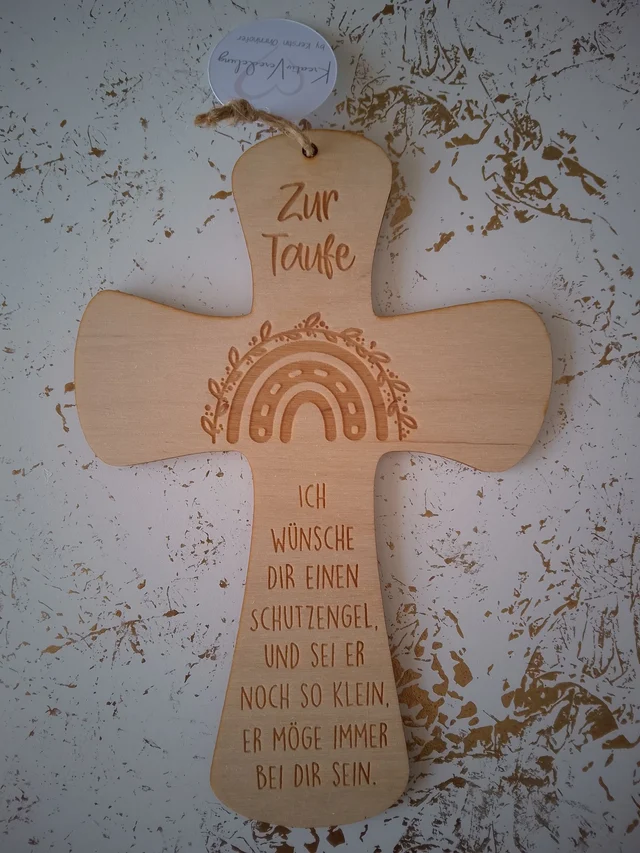 „Zur Taufe“ – Graviertes Holzkreuz mit Schutzengel-Spruch & Regenbogen | KreativVeredelung