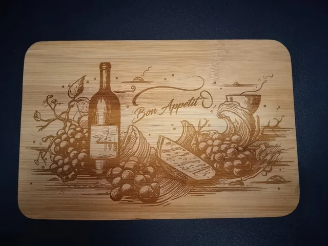 „Bon Appetit“ Wein & Käse – Graviertes Holz-Schneidbrett (15×23 cm) | Fantasia of Mystics
