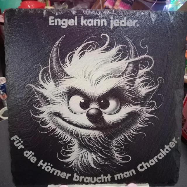 „Für die Hörner braucht man Charakter“ – Gravierte Schieferplatte (20×20 cm) | Dungeon Masters of Fantasia