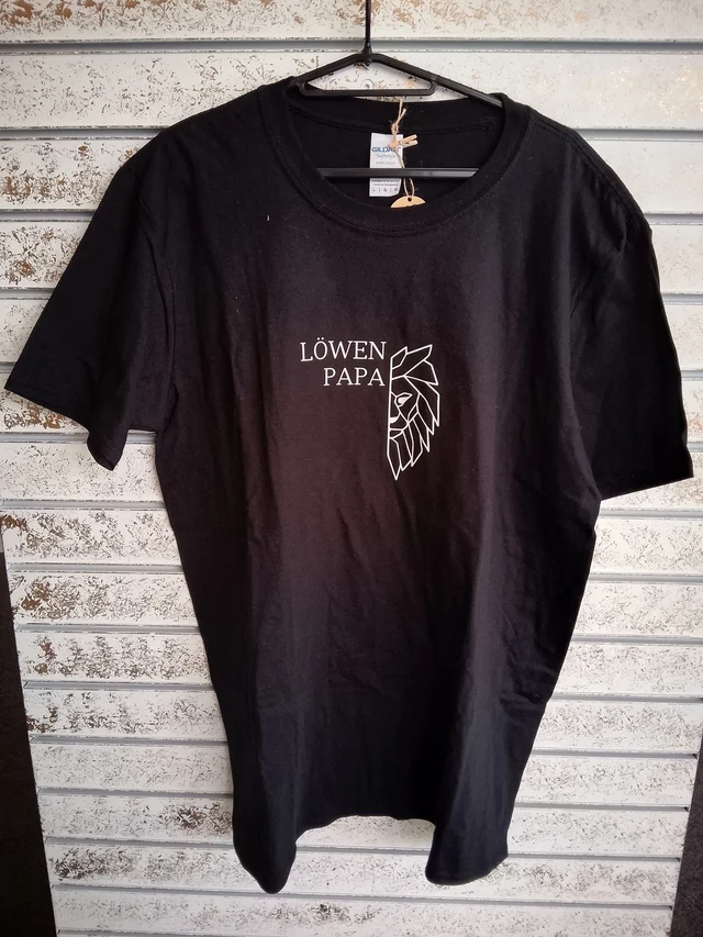 „Löwen Papa“ – Lässiges Herren T-Shirt in Schwarz (Größe L) | KreativVeredelung