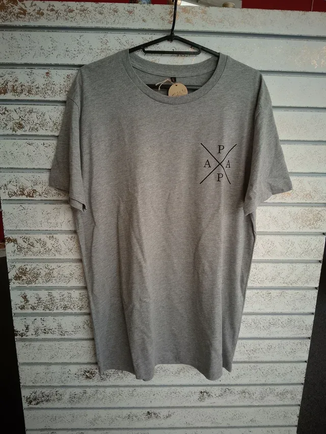 „PAPA“ Kreuz-Design – Lässiges Herren T-Shirt in Grau (Größe L) | KreativVeredelung